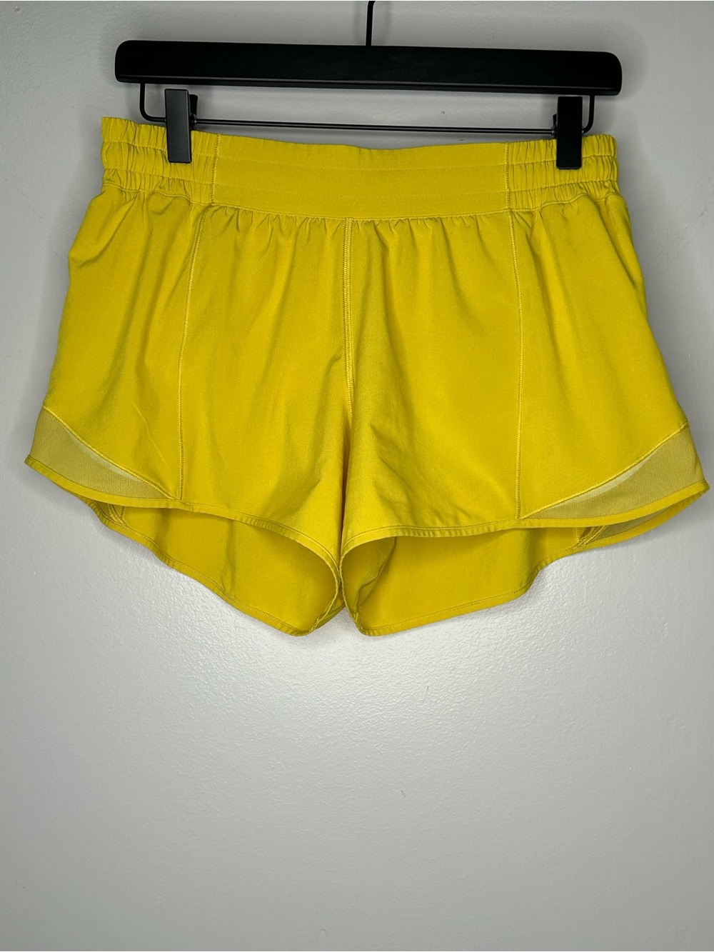 Lululemon Hotty Hot Low Rise Short 4" Golden Yellow Size 10